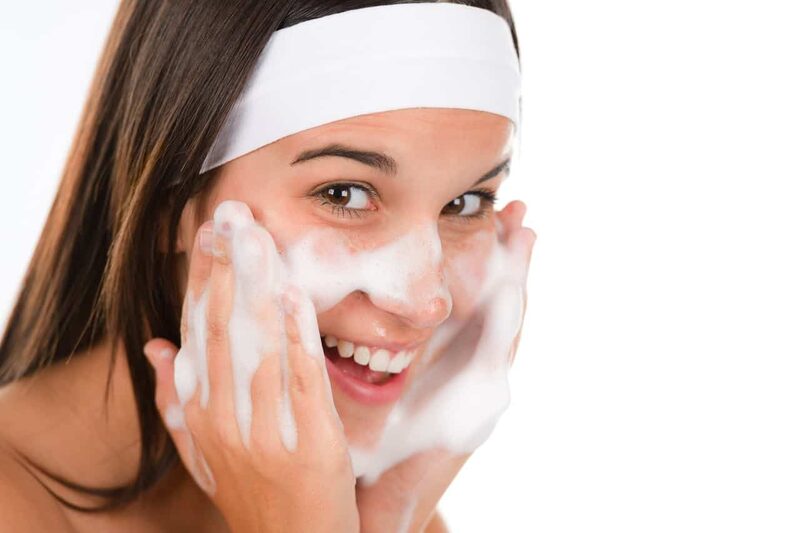 Sử dụng sữa rửa mặt để làm sạch da hiệu quả
