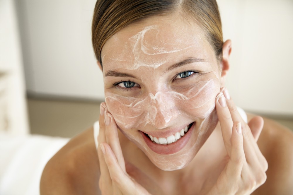 Rửa mạnh sạch giúp ngăn ngừa vi khuẩn gây mụn trên da