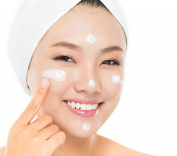 Bước dưỡng ẩm rất quan trọng khi chăm sóc da mặt