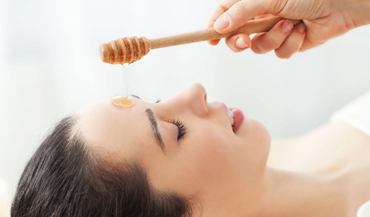 Đắp mật ong lên da là cách làm phổ biến để làm đẹp da