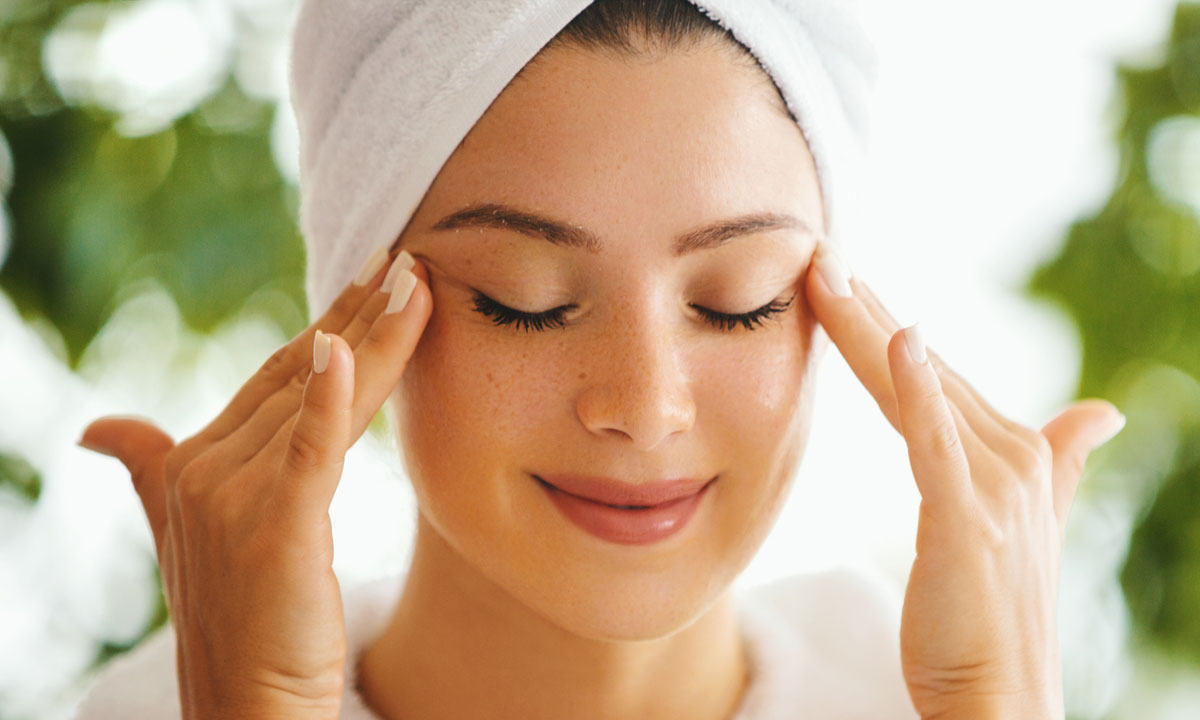 Massage mặt thường xuyên cũng giúp duy trì sự săn chắc, khỏe đẹp