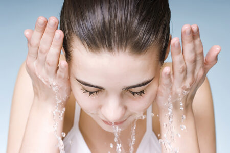 Rửa mặt sạch sẽ giúp loại bỏ các vi khuẩn trên da