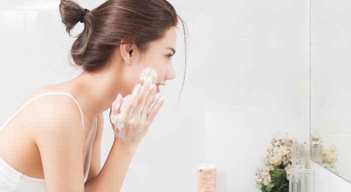 Rửa mặt thường xuyên và đúng cách giúp mặt luôn sạch sâu, ngừa mụn hiệu quả