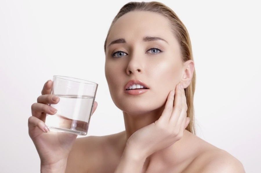 Nước có rất nhiều tác dụng tốt cho sức khoẻ và da mặt