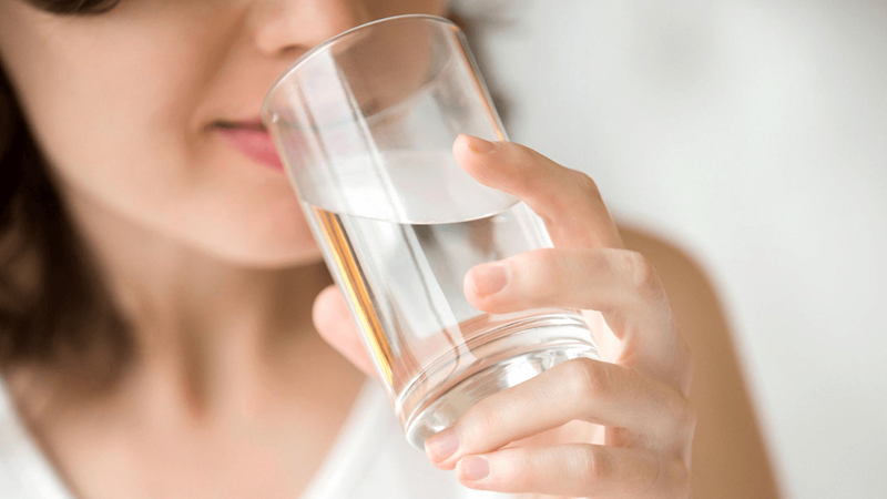 Uống nhiều nước giảm hiện tượng chùng nhão da vùng cổ