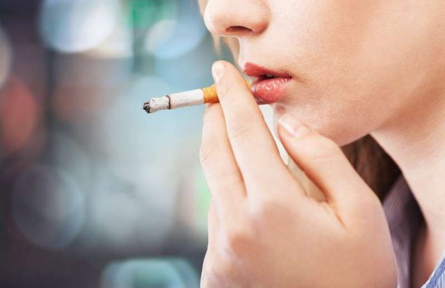 Nếp nhăn vùng cổ xuất hiện nhiều do hút thuốc lá