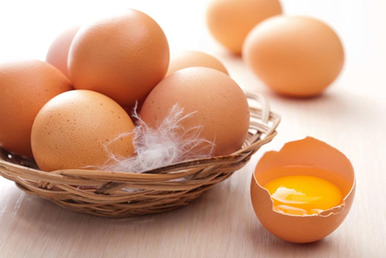 Trứng gà được nhiều chị em tìn dùng để điều trị thâm nám