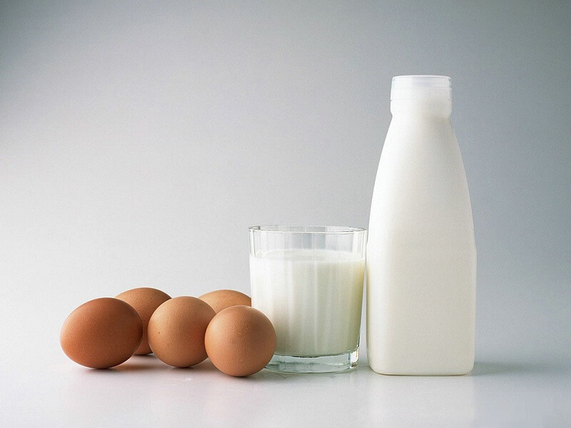 Lòng trắng trứng gà kết hợp sữa tươi giúp da sáng mịn 