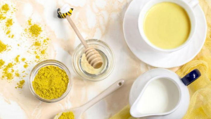 Chuối, mật ong, bột nghệ đem lại hiệu quả trị mụn tốt