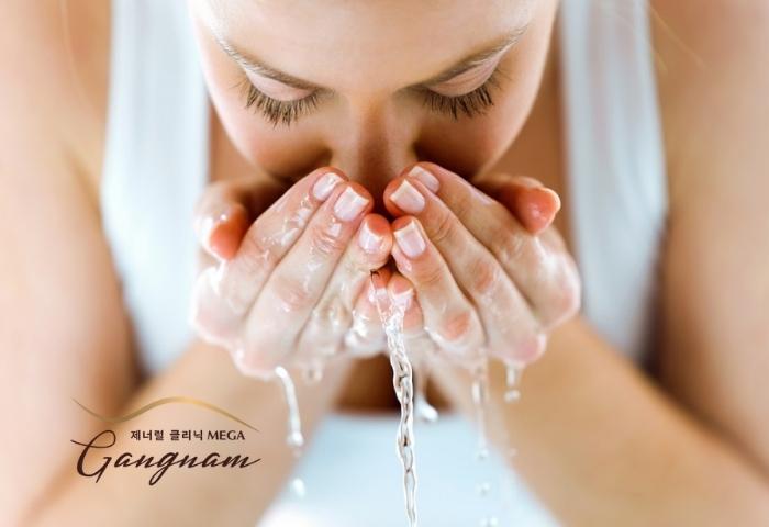 Rửa mặt khoảng bao nhiêu lần trong một ngày để làm sạch tốt mà không tổn thương da?