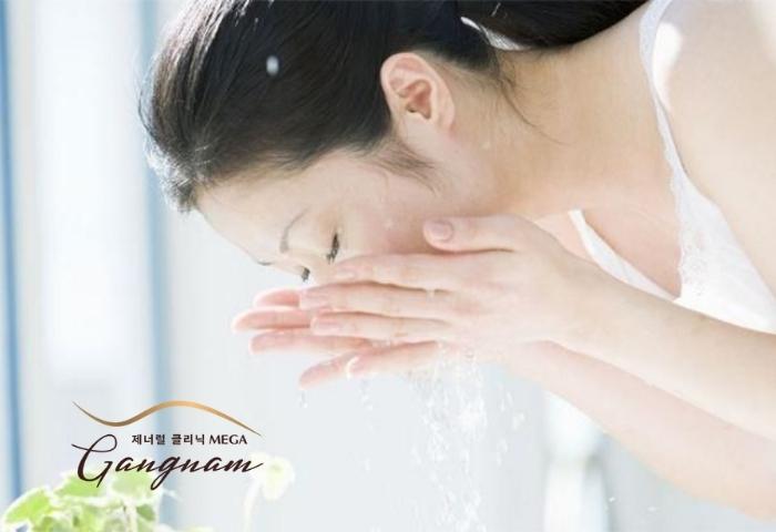 Hạn chế rửa mặt quá nhiều và chú trọng cấp ẩm với nhóm da khô, da nhạy cảm