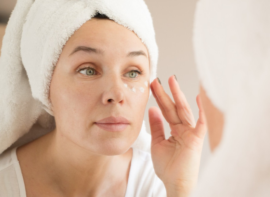 Cấp ẩm cho da giúp da luôn mềm mịn và bảo vệ da tránh khỏi nhiều tác nhân từ môi trường ngoài. 