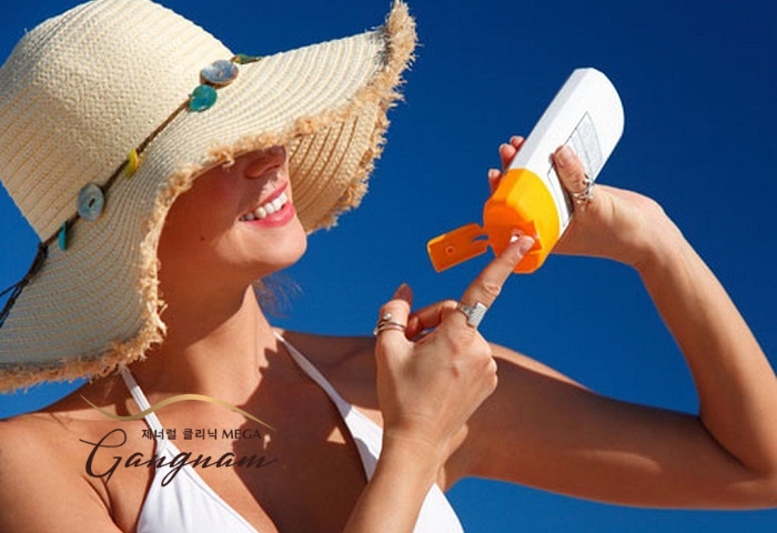 Chống nắng là rất cần thiết để phòng tránh nám tàn nhang trên da mặt