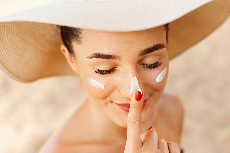 Khi sử dụng dầu dừa dưỡng da thì nên chống nắng bảo vệ da
