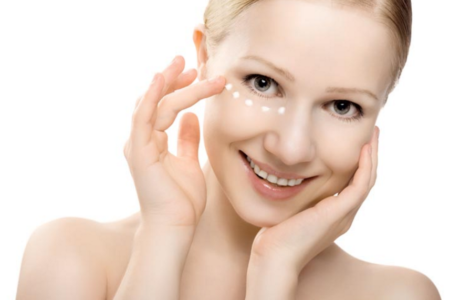 Dưỡng ẩm và massage cho da mặt thường xuyên