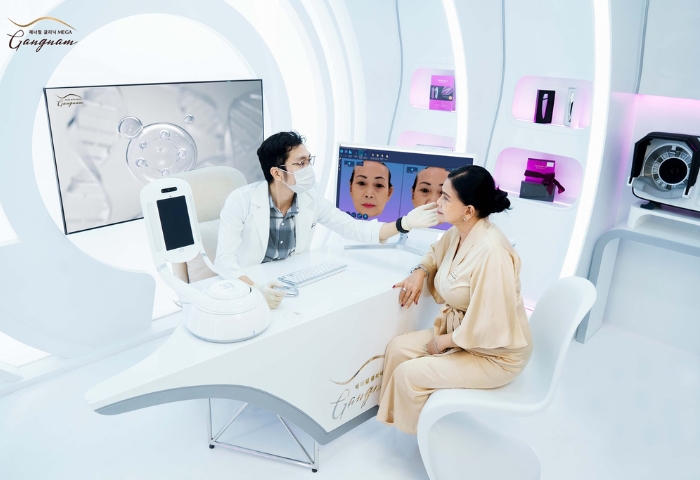 Bác sĩ soi da bằng công nghệ AI và cung cấp các thông tin cần thiết về tình trạng da