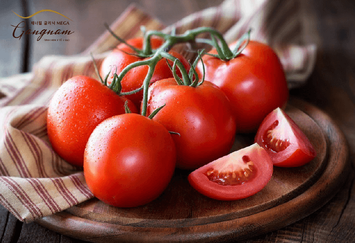 Cách trị thâm mắt bằn cách sử dụng cà chua nguyên chất