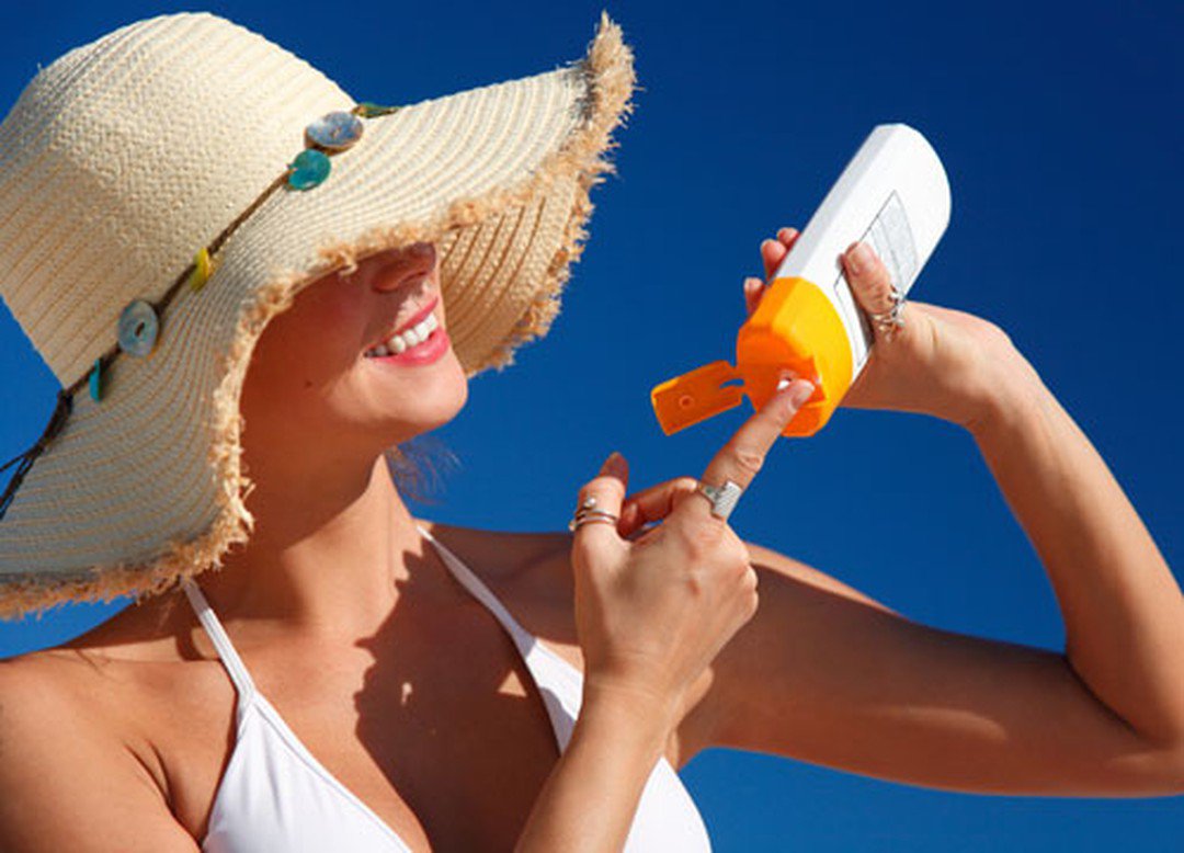 Hạn chế làn da tiếp xúc với tia UV có hại và thường xuyên thoa kem chống nắng bảo vệ da