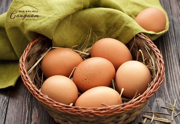 Dùng trứng gà làm giảm bọng mắt