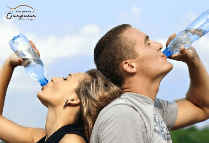 Uống đủ nước là một trong những yếu tố quan trọng trong việc trị rạn da