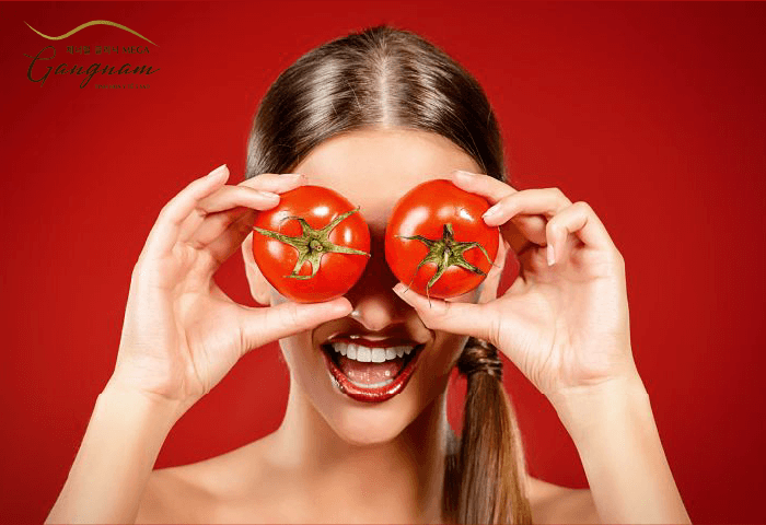 Trị thâm mắt lâu năm tại nhà bằng cà chua