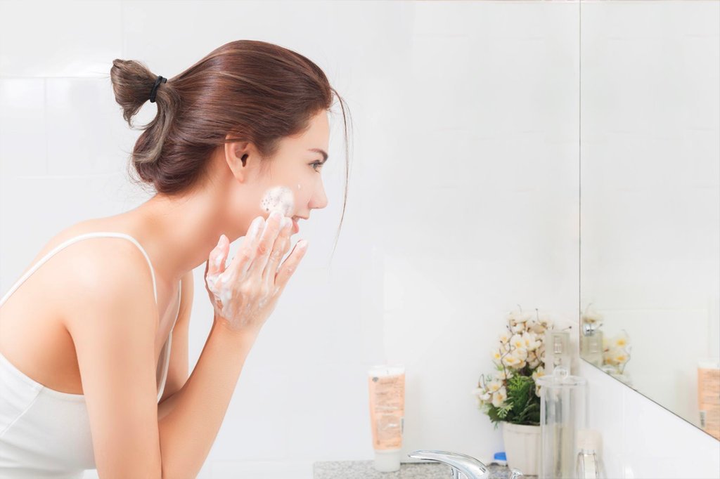 Sử dụng sữa rửa mặt dịu nhẹ tránh tác động mạnh vào sâu bên trong khi da chưa hoàn toàn hồi phục. 