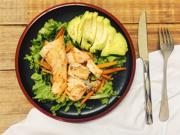 Chế biến cá với món salad rau xanh được ưa chuộng vừa dễ ăn vừa giảm cân hiệu quả