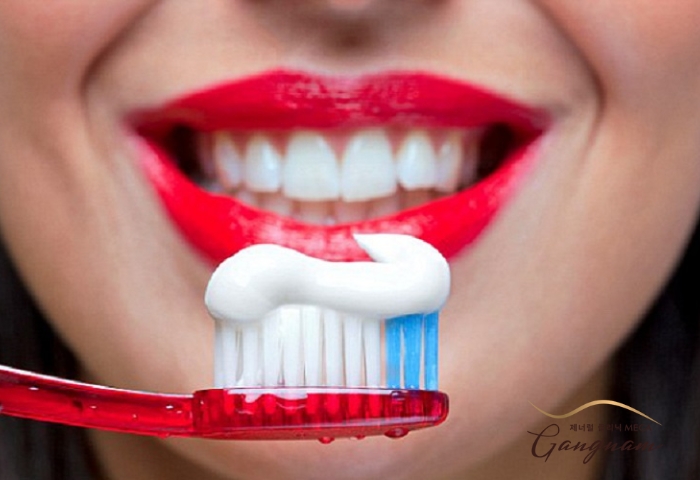 Giải đáp có nên đánh răng sau khi xăm môi hay không?