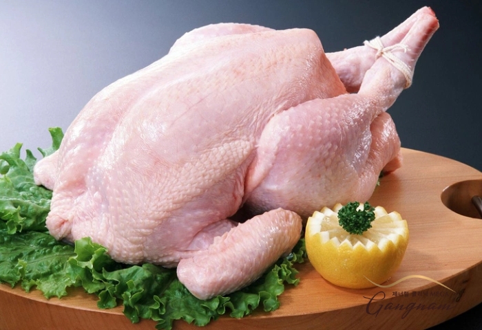 Chưa có bằng chứng khoa học cho thấy sau khi xăm môi ăn thịt gà sẽ bị biến chứng