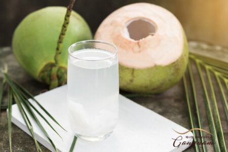 Giải đáp xăm môi uống nước dừa có tốt không