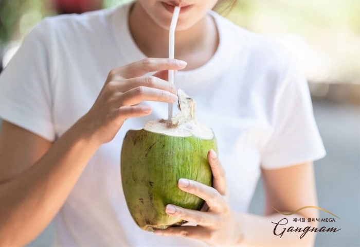Nước dừa là một trong những đồ uống phù hợp với đôi môi sau xăm