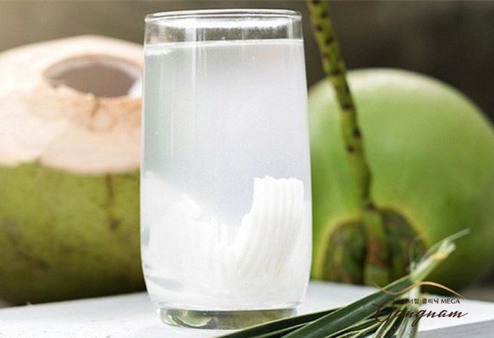 Xăm môi uống nước dừa có lợi ích như thế nào?