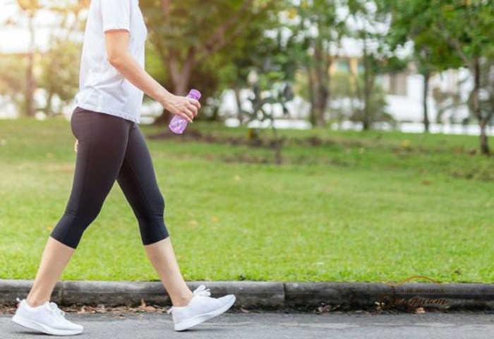 Giải đáp đi bộ có giúp giảm mỡ bụng được hay không?