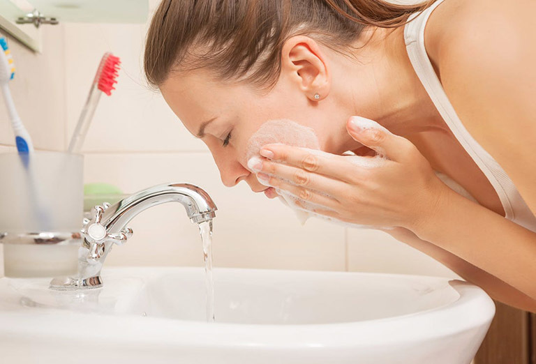 Chăm sóc da thường xuyên và đúng cách để làm sạch da, ngăn chặn sự xâm nhập vi khuẩn gây mụn 