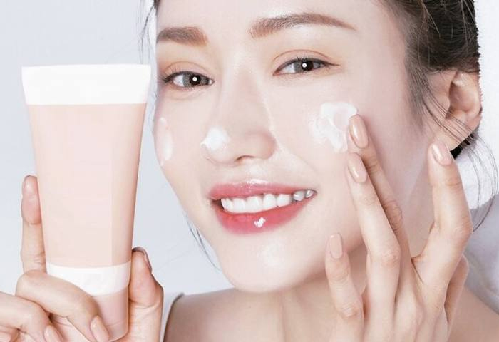 Sử dụng kem dưỡng ẩm theo đúng nền da sau nặn mụn để giảm tình trạng sưng đau 