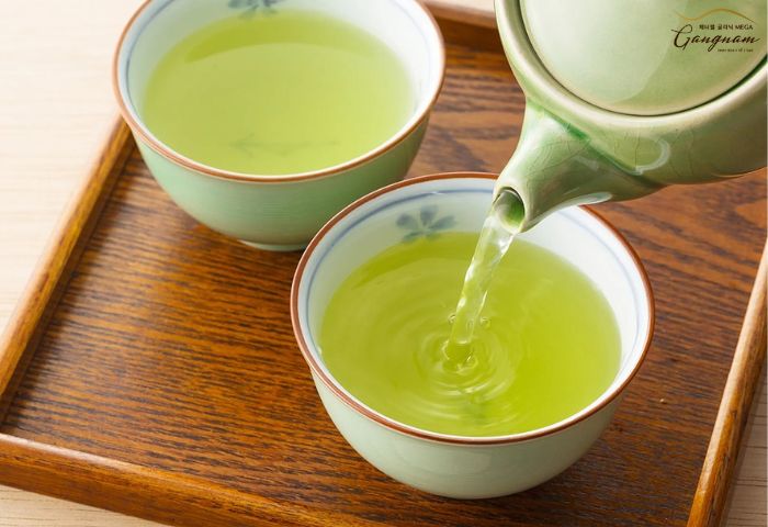 Uống trà xanh để giảm quầng thâm mắt