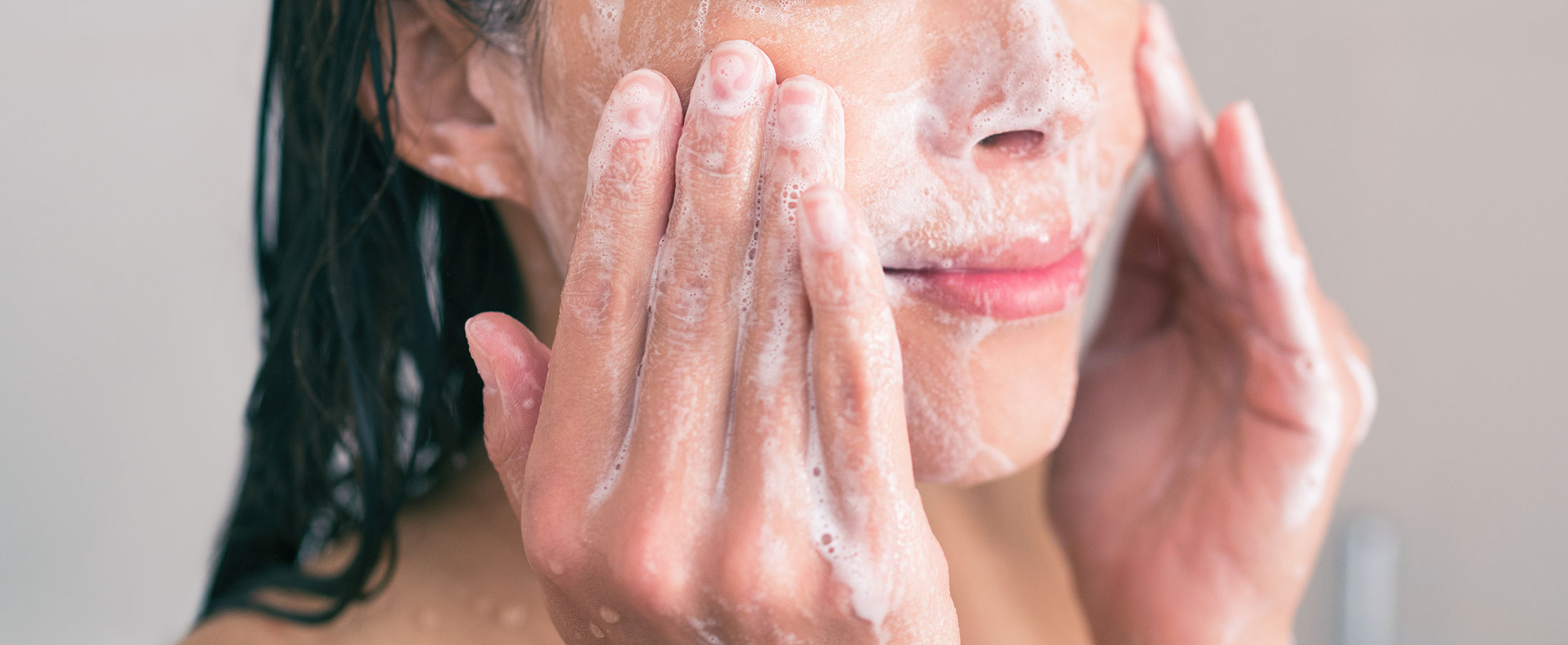Cách rửa mặt đúng cách cho da mụn theo phương pháp Double Cleansing