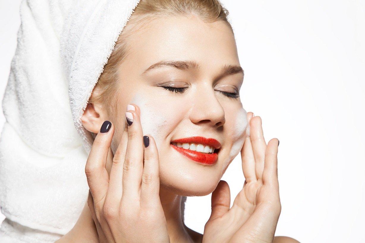 Làm sạch da là bước cơ bản để da loại sạch bụi bẩn, trở nên sáng khỏe đều màu