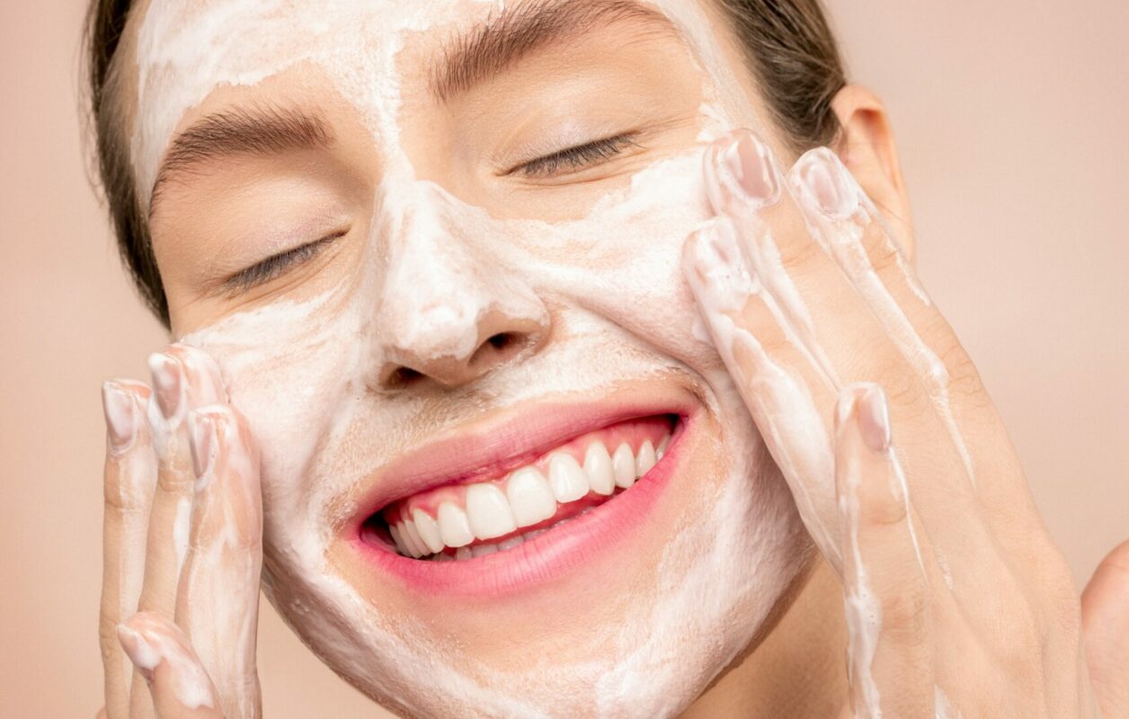 Rửa mặt đúng cách để da được làm sạch và hấp thu dưỡng chất tốt hơn, mịn màng hơn