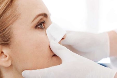 Giai đoạn hậu phẫu nâng mũi thực tế có gây đau và khó chịu
