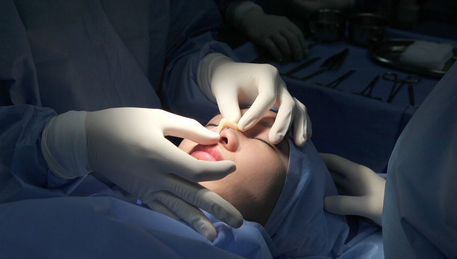Kỹ thuật tay nghề và cách chăm sóc cũng ảnh hưởng tới cảm giác đau sau khi nâng mũi 