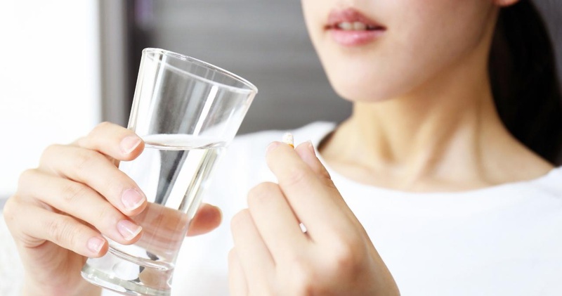 Uống nước hoặc các viên uống giảm sưng đau theo chỉ định bác sĩ