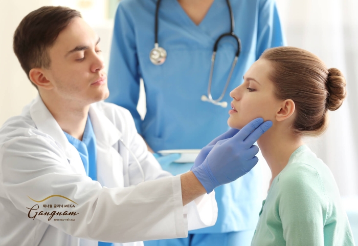 Kiểm tra sức khỏe, thăm khám cùng bác sĩ để xác định có nên nâng mũi không