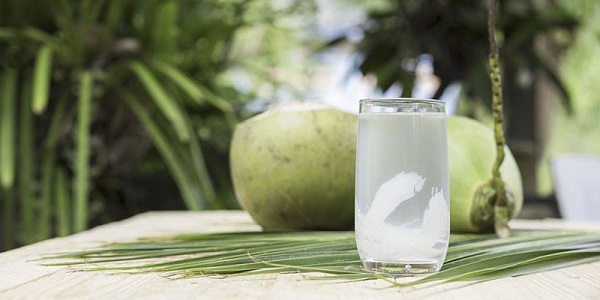 Nước dừa dễ uống giúp trắng da toàn thân