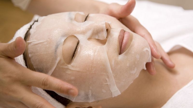 Mặt nạ giấy, mặt nạ gel và đất sét là những loại phù hợp cho da mụn nhẹ, không viêm