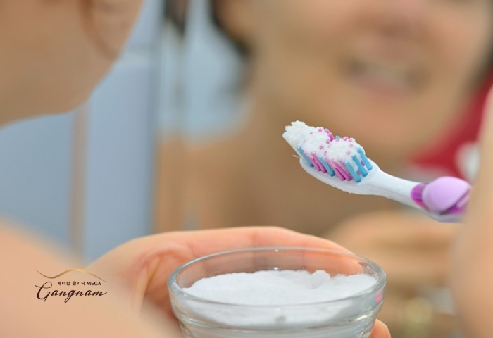 Kem đánh răng chỉ giúp tẩy tế bào da chết ở môi rất nhẹ và không giúp trị thâm 