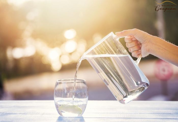 Thải độc da tại nhà bằng cách uống nước