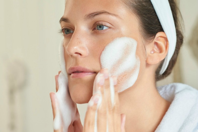Lựa chọn bộ mỹ phẩm chăm sóc da mặt cho nữ loại nào tốt?