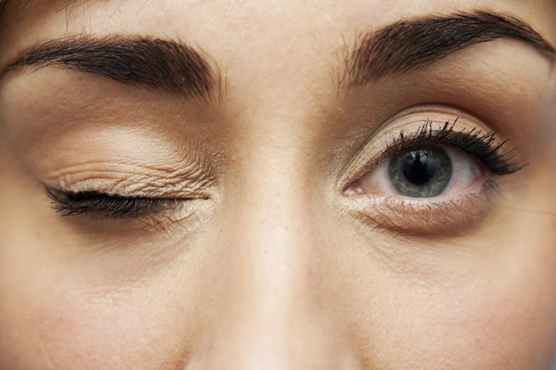 Tình trạng co giật cơ mắt do các vấn đề về sức khỏe hoặc bệnh lý kéo dài