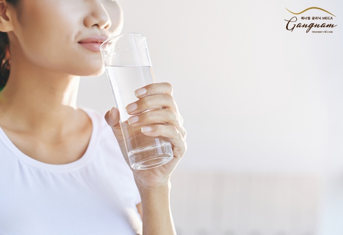 Uống nhiều nước sẽ giúp tái tạo làn da nhanh hơn